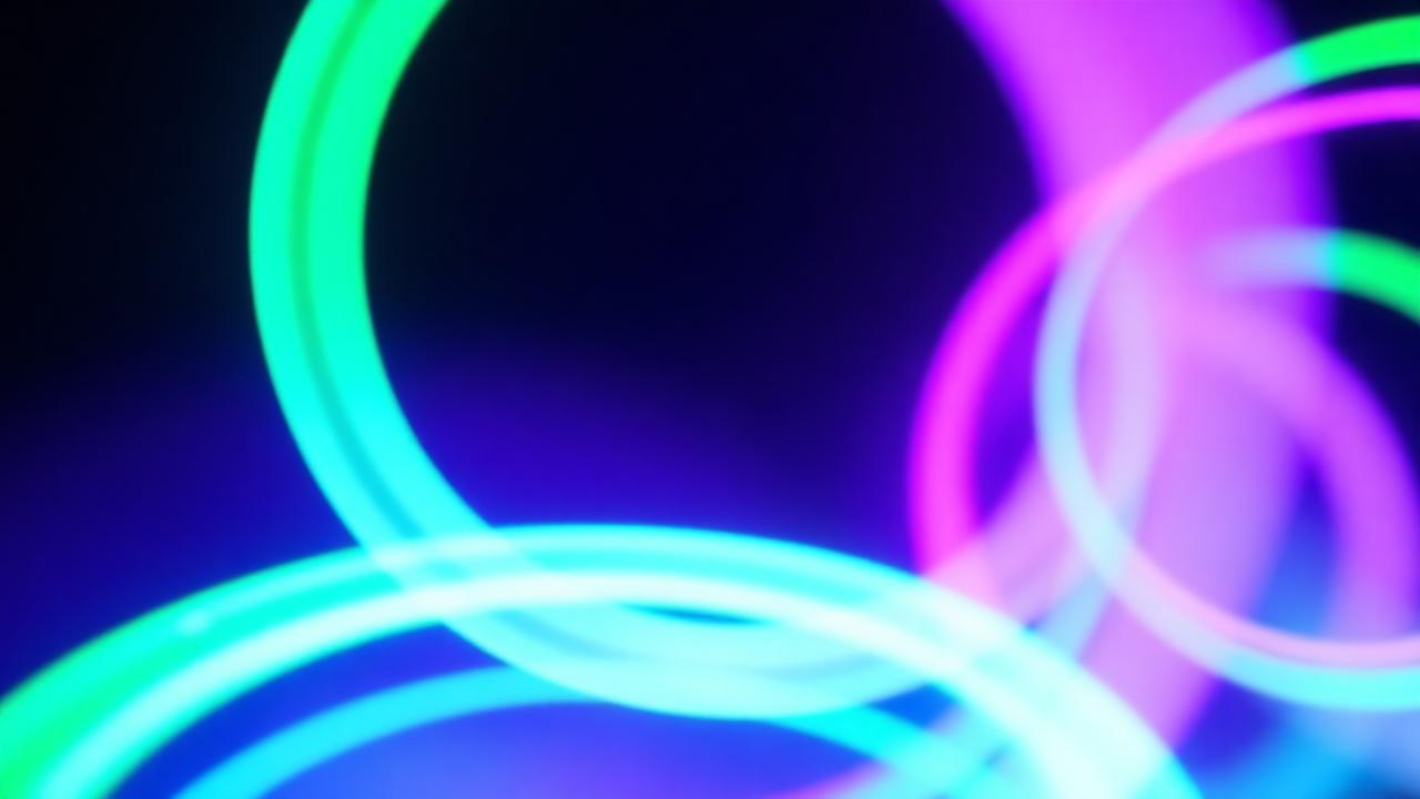 Abstracte neon slot reels in beweging in emerald en violet